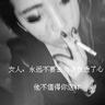 2岁幼童被困车内头发湿透